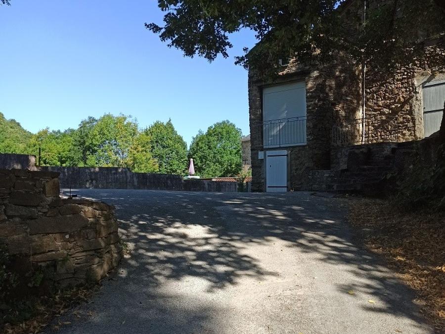 Entrée du hameau après travaux à La Dezouvre (8)