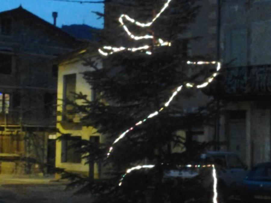 Le sapin de Noêl devant l'église - Fayet (94)